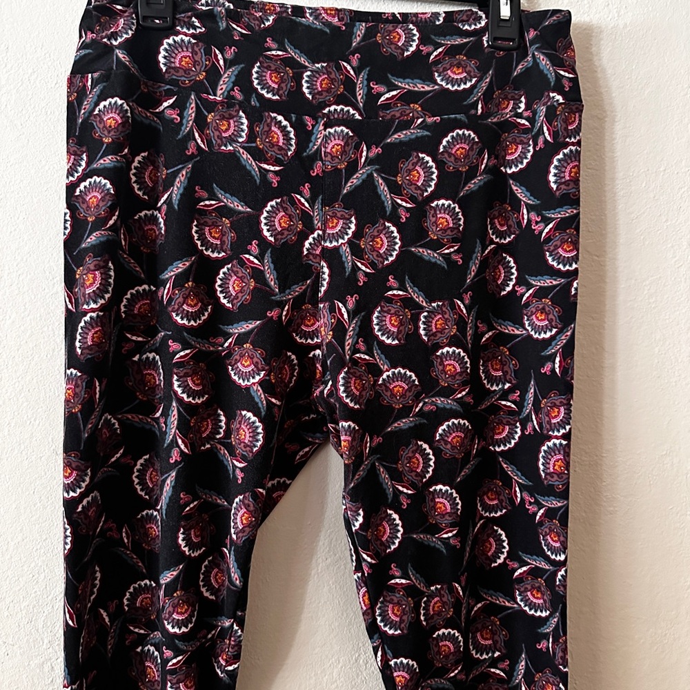 LuLaRoe Floral Patterned Leggings - Black and Red